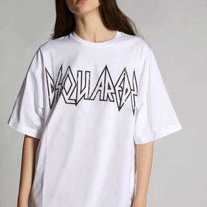 Dsquared2  - Nästan helt oanvänd Dsquared2-T-shirt i storlek XXS men är oversized så sitter som en M på killar och en L på en tjej ca. Köpt i Dubai i höstas. 