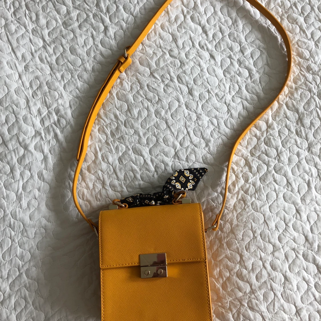 Gul väska med scarf från Zara