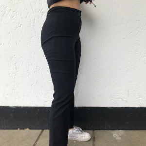 Kostymbyxor  - Svarta snygga vintage kostym byxor!! Köparen står för frakt ⚡️