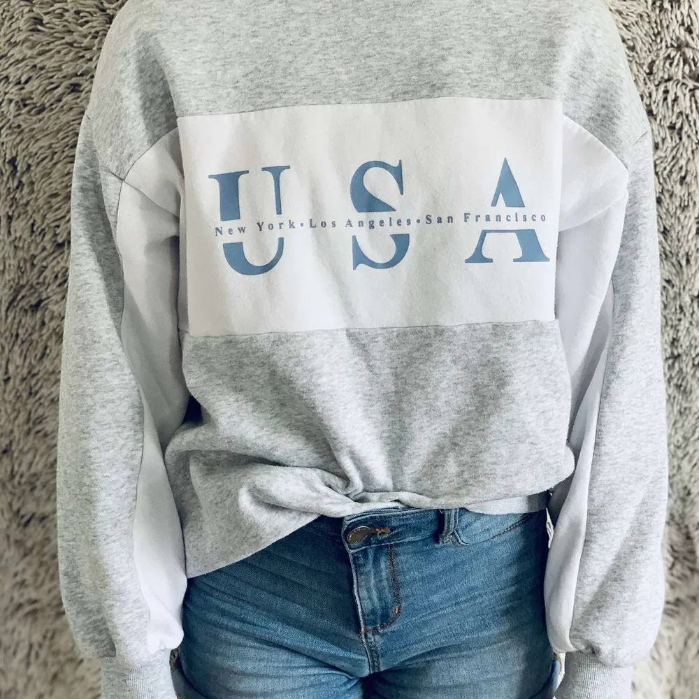 Oversized hoodie från hm med USA tryck, använd fåtal gånger pågrund av att jag inte gillar passformen, frakt ingår i priset. Tröjor & Koftor.