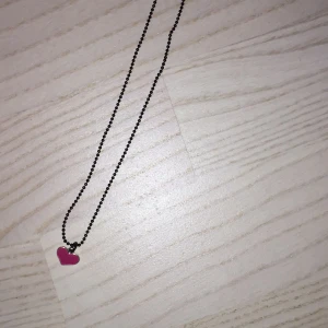 halsband  - jättegulligt halsband med ett rosa hjärta!! sparsamt andvänt. först till kvarn, om det är fler intresserade bli det budgivning! HÖR AV ER VID FRÅGOR