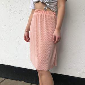 Rosa plisserad kjol som knappt är använd, köparen står för frakten ⚡️