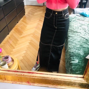 Eytys - Black long skirt. Aldrig använd pgr för lång på mig men den är super snygg! Strlk 36 orginal pris 3500 SEK. Kan mötas i sthlm annars skicka vid post. Budning är ingång:) 