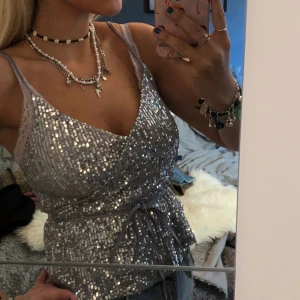 Glitter linne - Festligt linne från ZARA. Endast använt 2 gånger. Den är inte genomskinlig då man kan välja att ha topp under. Modellen går att shystera då man kan knyta runt midjan(såsom jag har gjort i bilden) eller knyta den som en BH. Betalning via swish🌸(+frakt)