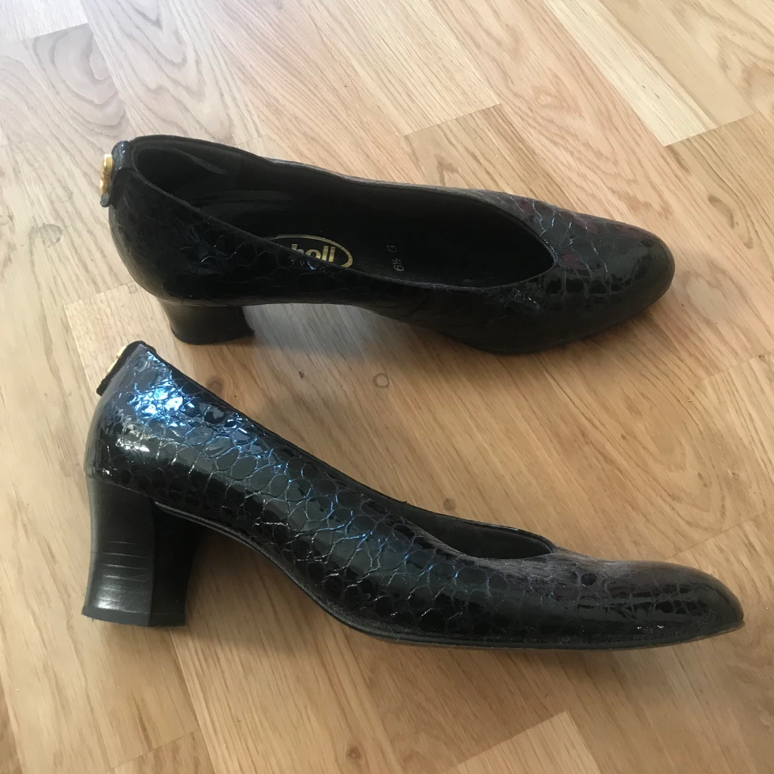 Scholl finskor glänsande svarta