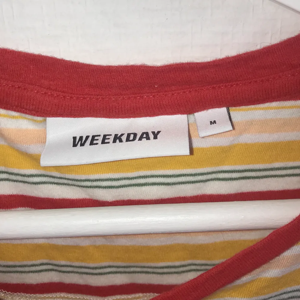 Randig t-shirt från weekday! Storlek M, passar även XS/S. Använd 2-3 gånger 💘. T-shirts.