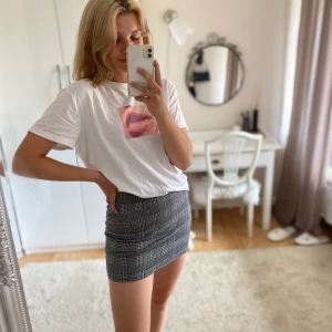 Kjol i shackmönster.  - Storlek xs men passar även s. Behöver du den skickad betalar du för frakten själv 