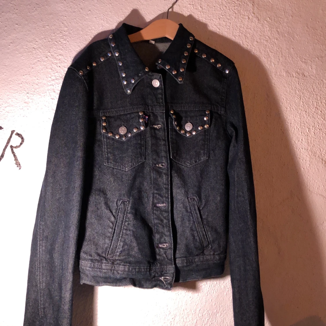 Mörk jeansjacka med nitar