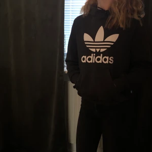 Adidas hoodie  - Säljer min gamla favvo tröja. Välanvänd men den är i mycket fint skick. Tröjan är från adidas. Hör av er om ni har frågor💗