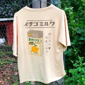 Gullig t-shirt (S) - Gulbeige mjuk t-shirt med ett japanskt tryck <3 Bröstlängd 44cm; Plagglängd 57cm; Passform: Stretchigt mjukt tyg, unisex