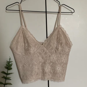 Linne Stl M - Ett linne från bikbok i Stl M, använd 1 gång men inte riktigt min stil. Köparen står för frakten☺️ (nu är linnet till salu igen)