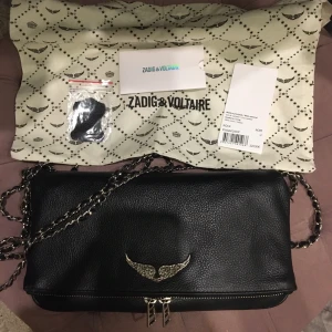 Zadig Voltaire väska - Superfin svart väska köpt på zadigs butik inne i Stockholm för 3 månader sedan. Inga slitningar eller rostningar någonstans, köpt för ca 3300💓 skriv till mig om ni vill ha fler bilder. Säljer denna så jag ska köpa en liknande.