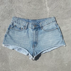 Snygga shorts! - Superfina shorts i ljust jeanstyg köpta från weekday! Passar till det mesta! Kan mötas på söder annars står köparen för frakt på 42kr 💖 står strl 26 men skulle säga att de är xs🌸