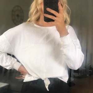 Top med knut - Top med knut från Only i strl M