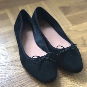 Oanvända ballerina strl 37 - Helt oanvända ballerina i strl 37. Från H&M