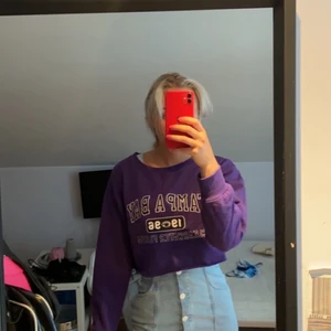 Lila croppad sweatshirt - Klippt själv, så snygg på en sommarkväll