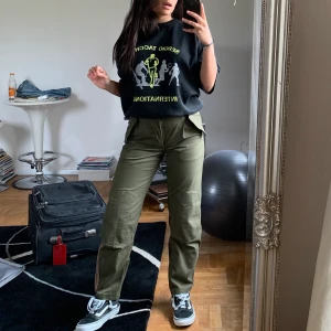 Militära byxor - Second Hand militära byxor!! Sådd på knappar men ändå bra skick!!