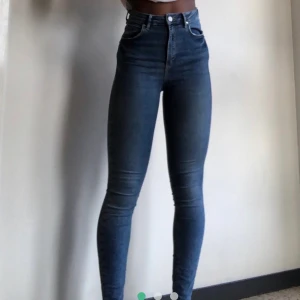 Skinny jeans - Highwaisted, super snygga och stretchiga. Og pris: 500kr. Säljer för 150! Frakt tillkommer 
