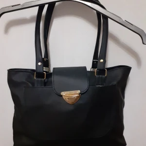 Svart skinn väska  - Svart skinn väska H 25cm B39 D 10cm. 