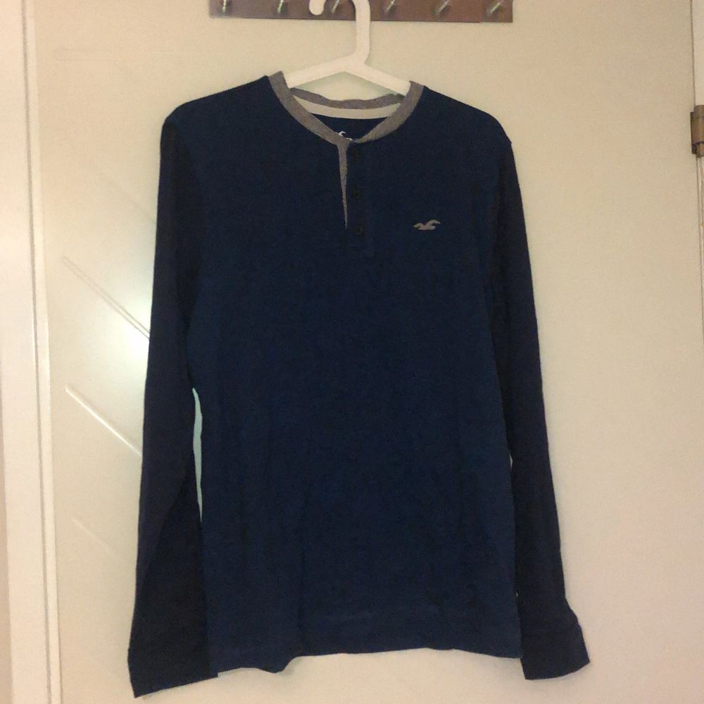 Skitsnygg, skön tröja från hollister, jättemjuk och stilig. Säljes pga passar ej, aldrig använd annars än prövning. Snyggt mörkblå och grå.. Tröjor & Koftor.