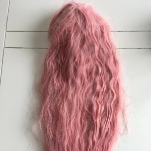 Ljusrosa peruk - Jättefin halvvågig peruk.✨👌🏻 Bra skick men kan behöva borstas lite. Syntet. 🌸 FRAKT INGÅR I PRISET 🌸 högsta bud vid fler intresserade ✨