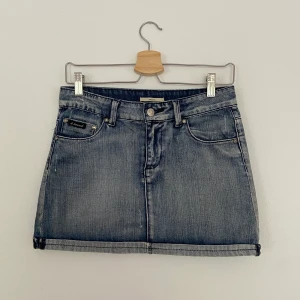 Jeanskjol  - Märkeskjol från D. brand. Den är i storlek S med snygga fickor och bra passform! Kjolen är i väldigt fint skick och köpt för ca 1500kr ny🦋