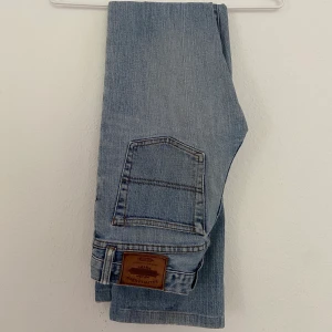Ralph Lauren jeans  - Blå jeans från Ralph Lauren som passar ungefär en S! Snygga fickor, väldigt bekväma och med bra passform över ben och rumpa. Ett najs lite tjockare tyg och ett snyggt hål på knät. De kostade runt 1500 - 2000kr nya🦋🦋
