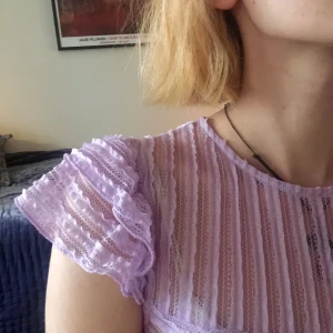 Spets stopp från Bikbok - Ljuslila spets topp sparsamt använd! Möts i Stockholm eller så står köparen för frakt 🌸🌸🌸
