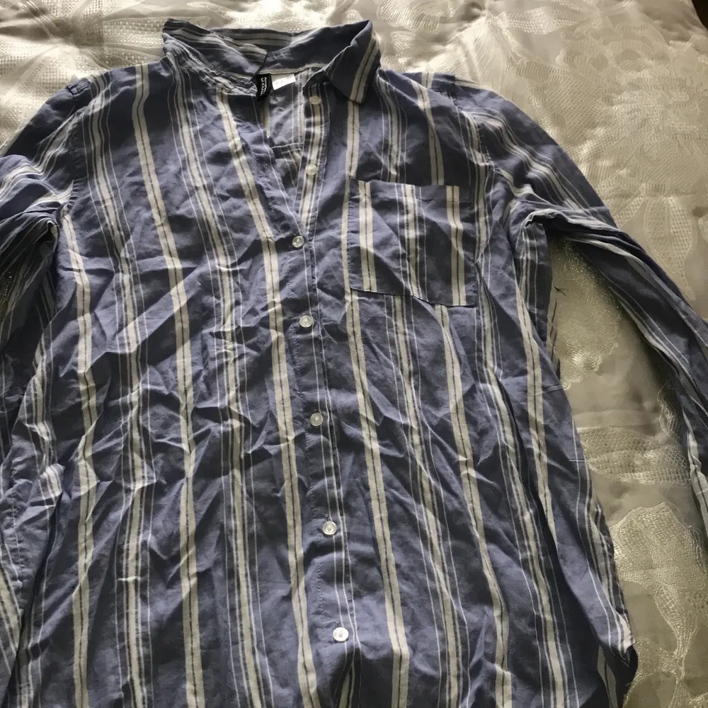 En skjorta från H&M. Som tyvärr inte kommer till användning. Frakt ingår 🖤. Skjortor.