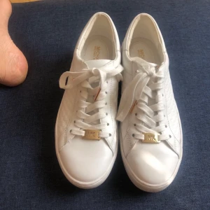 Michael kors skor 600kr använda 2ggr - Säljer mina Michael kors skor pga dom ej passar min stil, använde dom 2 gånger förra året. Nypris är 1500, säljer dom för 600 men ännu billigare bil snabbt köp! Kan mötas i sthlm :)