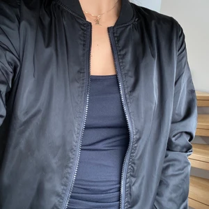 Bomberjacka - Svart bomberjacka i strl 34. Använd några gånger men i fint skick! Kan mötas upp i Malmö annars står köparen för frakt!🥰