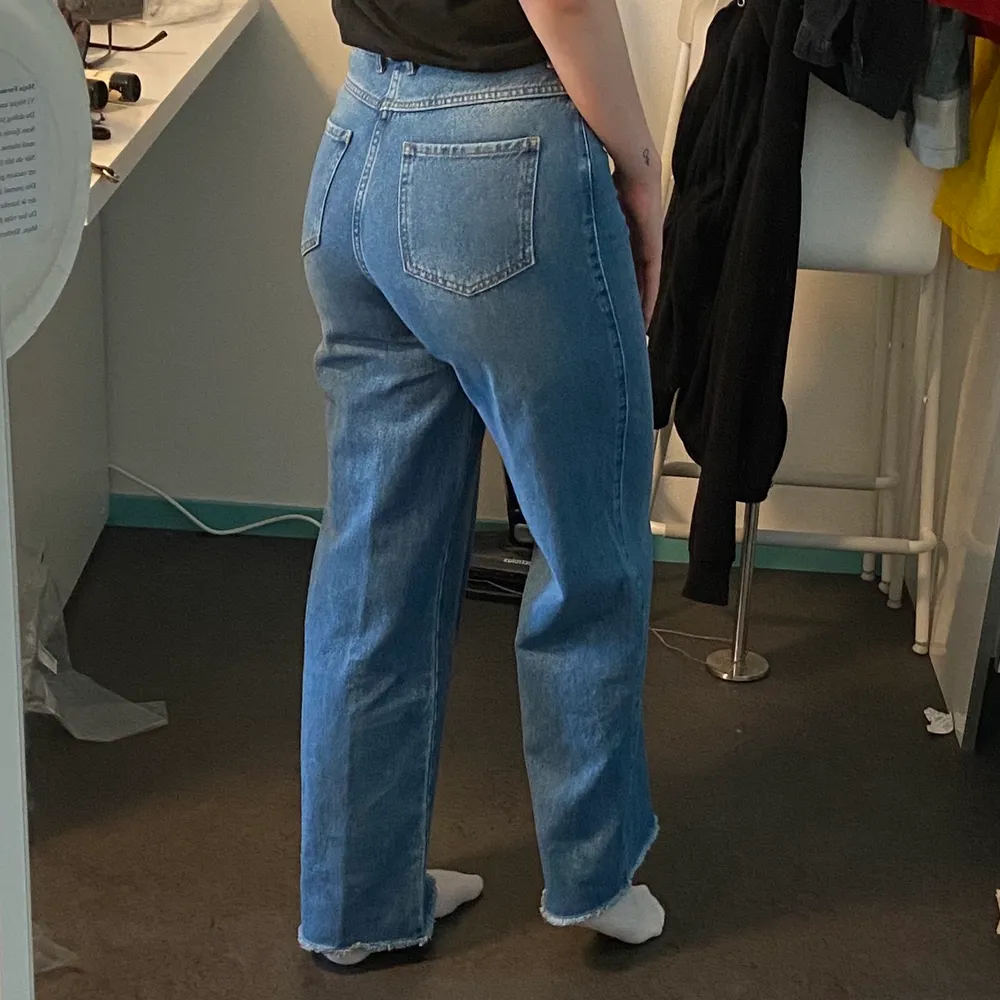Vida jeans stl. 40 från Boohoo, endast provade! Det var inte riktigt min stil och det är krångligt med retur där så tänkte kolla om någon annan är intresserad. 250:- INKLUSIVE frakt! 😄 . Jeans & Byxor.