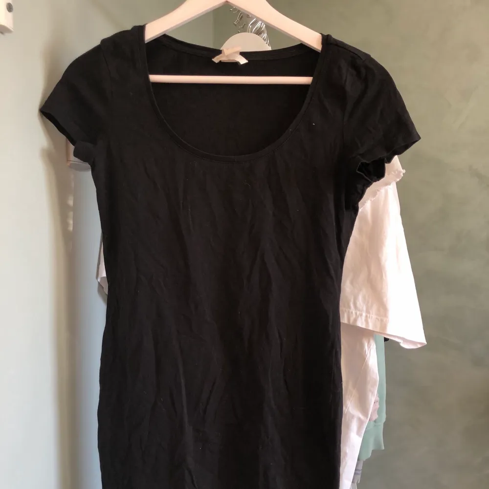 Enkel, svart, t-shirt-klänning. Superbra basplagg i skönt bomullsmaterial. 💗frakten ingår i priset!💗. Klänningar.