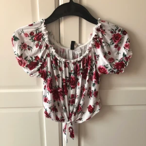 Blommig topp - Använt få gånger, bra skick. Frakt ingår i priset 