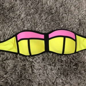 Triangle bikini imitation  - fint skick, använd fåtal gånger, köpt utomlands så inget specifikt märke, passar mig som har 70B/C i bh storlek. Jätte bekväm och perfekt nu till sommaren med neon färgerna och en fin bränna. Frakt ingår ej, kan mötas upp i karlstad vid intresse :)