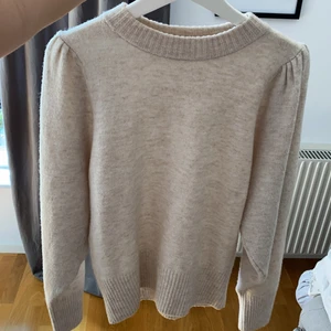 Stickad beige tröja med puffärm - Stickad tröja med puffärm i beige, från HM. Mysig och fin!