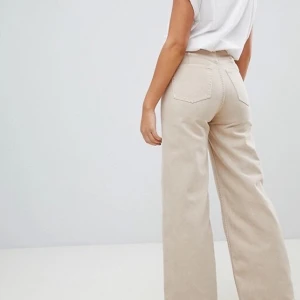 Weekday Ace jeans - Skitsnygga beiga weekday jeans. I modellen Ace. Sitter perfekt på mig, knappt använda, superbra skick!