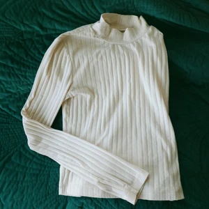 Vit polotröja - Vit polotröja från märket stay! Bra längd på både ärmar och själva "midjedelen"