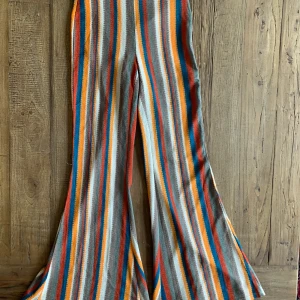 Bershka byxor - Super coola byxor ifrån Bershka som tyvärr inte passar mig och är i fint skick! Byxorna är storlek S men passar som XS. Frakt tillkommer