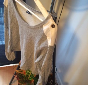  - Kort på längden. Väldigt gott skick. Köpt på ginatricot.