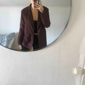  - Snygg oanvänd blazer med prislappen kvar. I färgen mörkröd. Frakt tillkommer:)