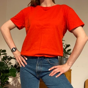 Röd t-shirt storlek S, 36 - Röd t-shirt i perfekt skick. Aldrig använd. 