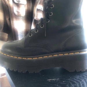 Dr Martens Jadon kängor skor boots - Storlek 39 jag bjuder på frakten om affären är snabb och prutfri! 