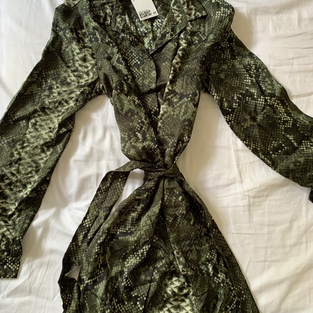 Säljer en oanvänd, grön klänning köpt på h&m! Den är väldigt cool och kan bli nerklädd såväl som uppklädd 🌿 Behösv fler bilder så hör av er! Köparen står för frakten! . Klänningar.