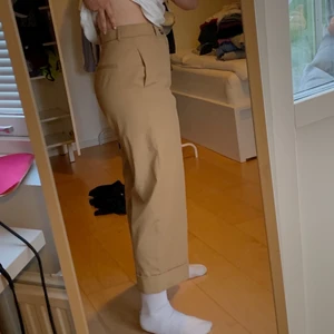 Beigea kostym byxor  - Hyfsat långa för mig som är 166cm, strl L men sitter som en M och då är dom lite tajta så sitter löst på en S 