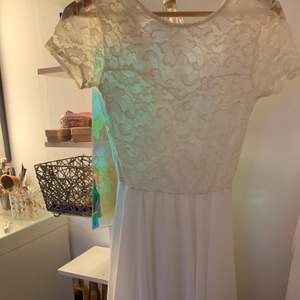 Perfekt vit klännig nu till sommaren använd 2 gånger på skolavslutning, öppen i ryggen skicka för fler bilder:) köparen står för frakt 