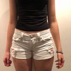 Vita jeansshorts med coola detaljer i storlek 25 (tror dock fransk eller italiensk storlek så mer av 23- mindre 24) 