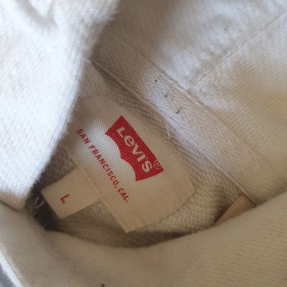 Säljer min knappt använda Levi's hoodie. Skick 9/10 Köpare står för frakt. (Tar gärna emot bud). Huvtröjor & Träningströjor.