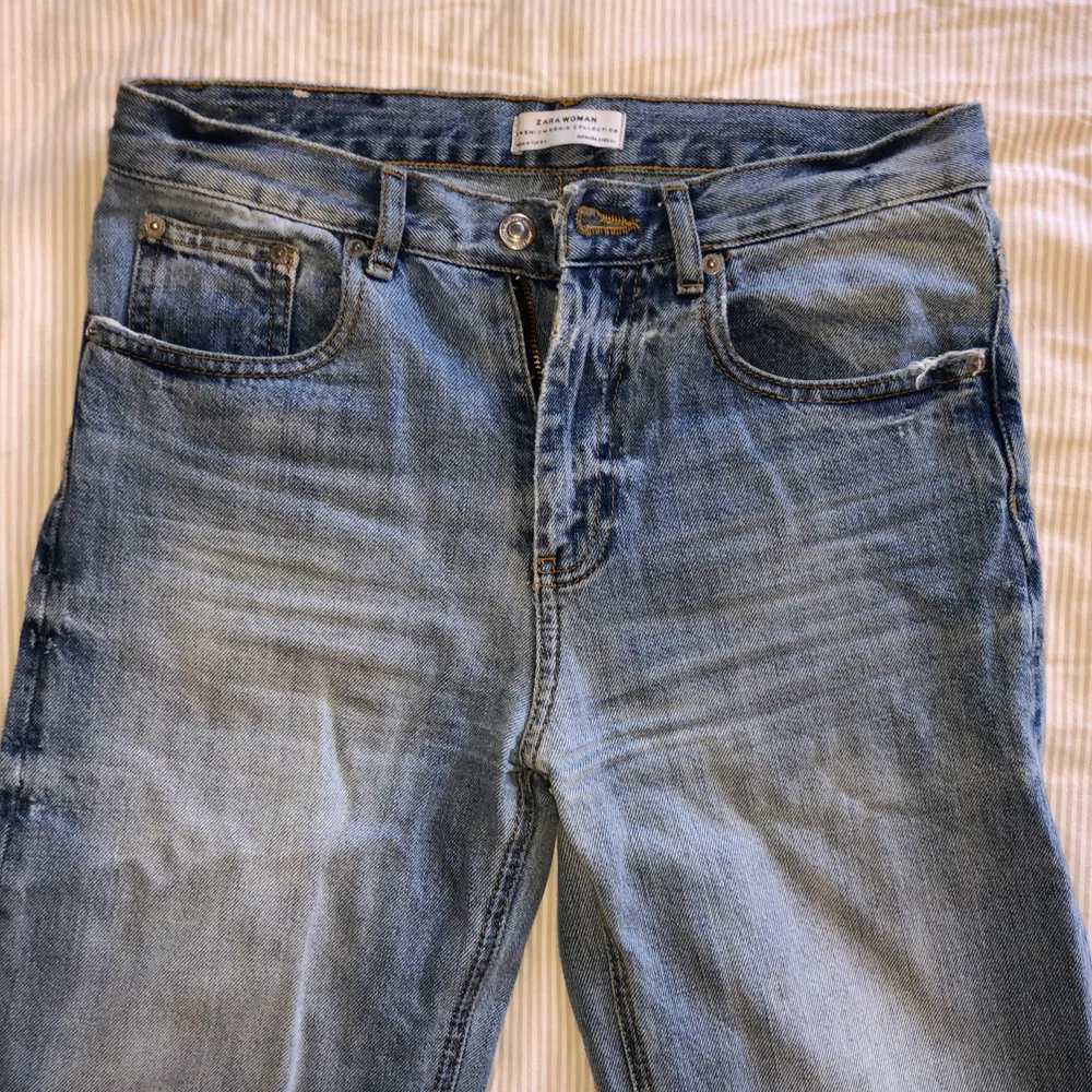 Somriga jeans från Zara. Använda fåtalet gånger så i väldigt bra skick! Kortare ben och ”trådar” nedtill, de bild 2&3. Superfina!. Jeans & Byxor.
