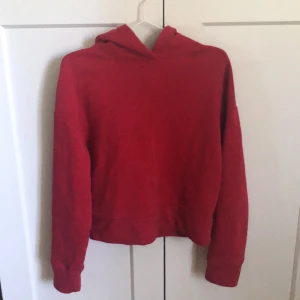 Zara Hoodie  - Röd Hoodie från zara, använd 5 gånger, väldigt skön!!